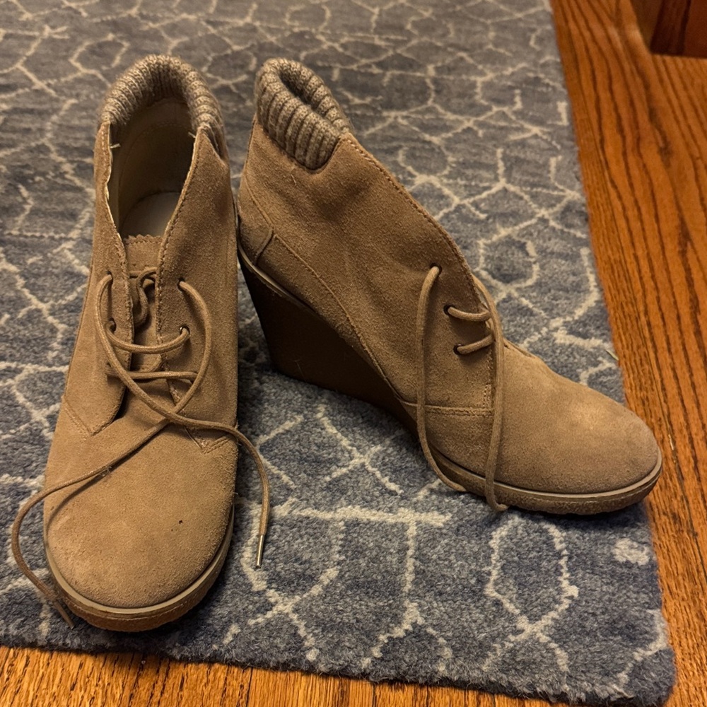 Women's LaCoste Sz 9 suede Tan Wedge Ankle Boots